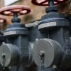 DYMO nelipni aliuminio įspaudimo juosta | 12 mm x 4,8 m | Suderinama su Rhino M1011 įspaudikliu | Atspari oro sąlygoms | Ideali „pasidaryk pats“ ir statyboms | Pagaminta Europoje