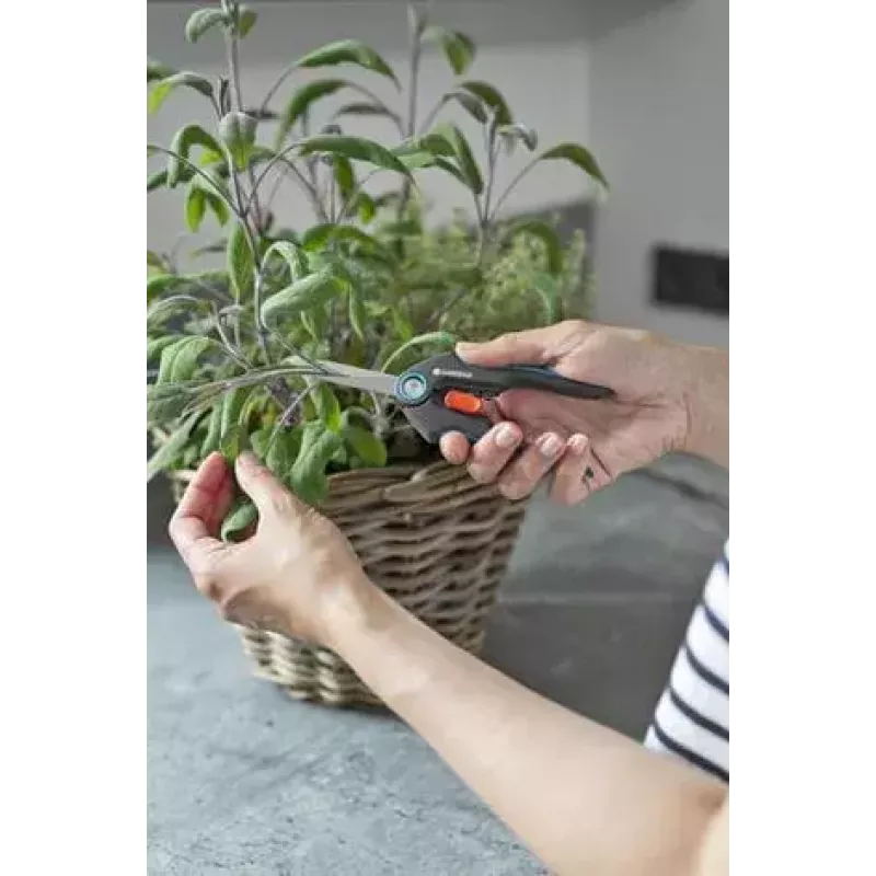 Genėjimo žirklės su aplenkiamais ašmenimis Gardena 12212-36 mėlynai pilka plastikinė rankena