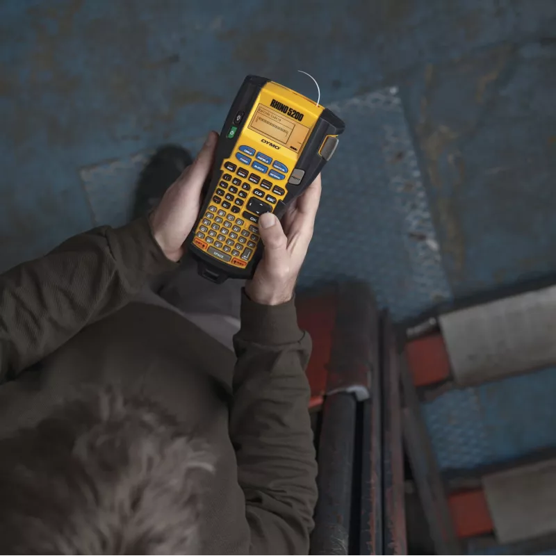 DYMO RHINO 5200 Pramoninė etikečių spausdintuvė | Ženklinimo mašinos rinkinys dėkle | Laiką taupantys greitieji klavišaiSpartus spausdinimasPatvari etikečių spausdintuvė darbo vietoms ir sunkiems ženklinimo darbams | JK kištukas