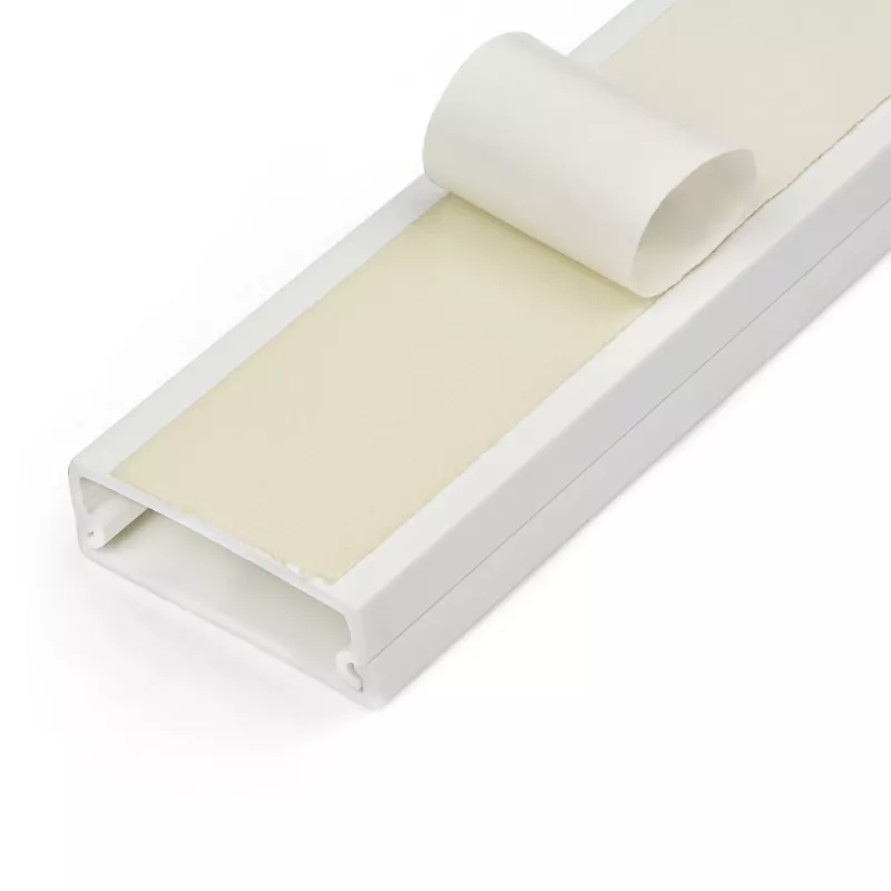 StarTech.com Kietas kabelių tvarkymo latakas su lipnia juosta ir dangteliu, 1-1/4 colio (32 mm) plotis x 3/8 colio (11 mm) aukštis - 3 pėdų (1 m) ilgis, PVC tinklo/maitinimo laidų slėptuvas/sieninis laidų latakas, telpa iki 12 kabelių, UL sąraše