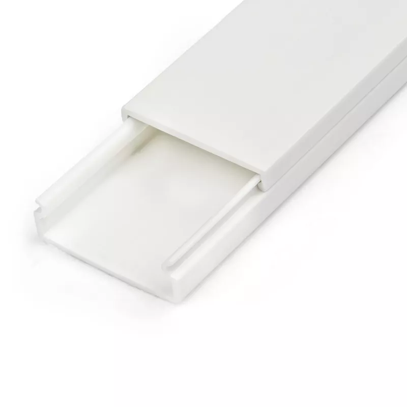 StarTech.com Kietas kabelių tvarkymo latakas su lipnia juosta ir dangteliu, 1-1/4 colio (32 mm) plotis x 3/8 colio (11 mm) aukštis - 3 pėdų (1 m) ilgis, PVC tinklo/maitinimo laidų slėptuvas/sieninis laidų latakas, telpa iki 12 kabelių, UL sąraše