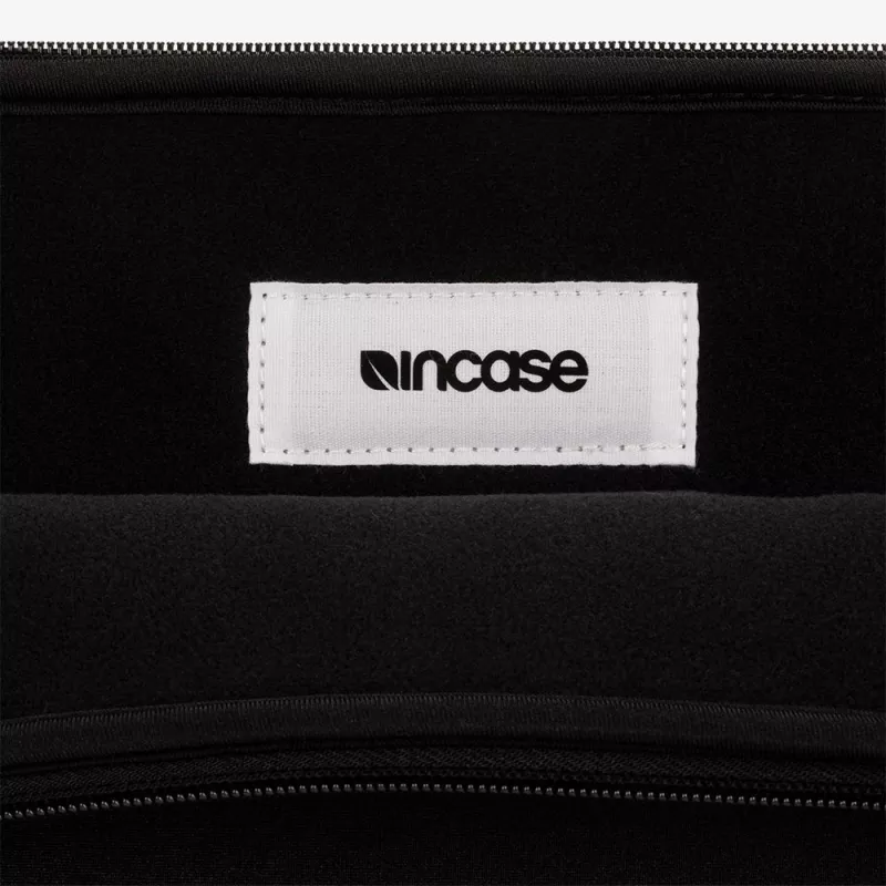 Incase Classic 38,1 cm (15 colių) įmautės dėklas Juodas