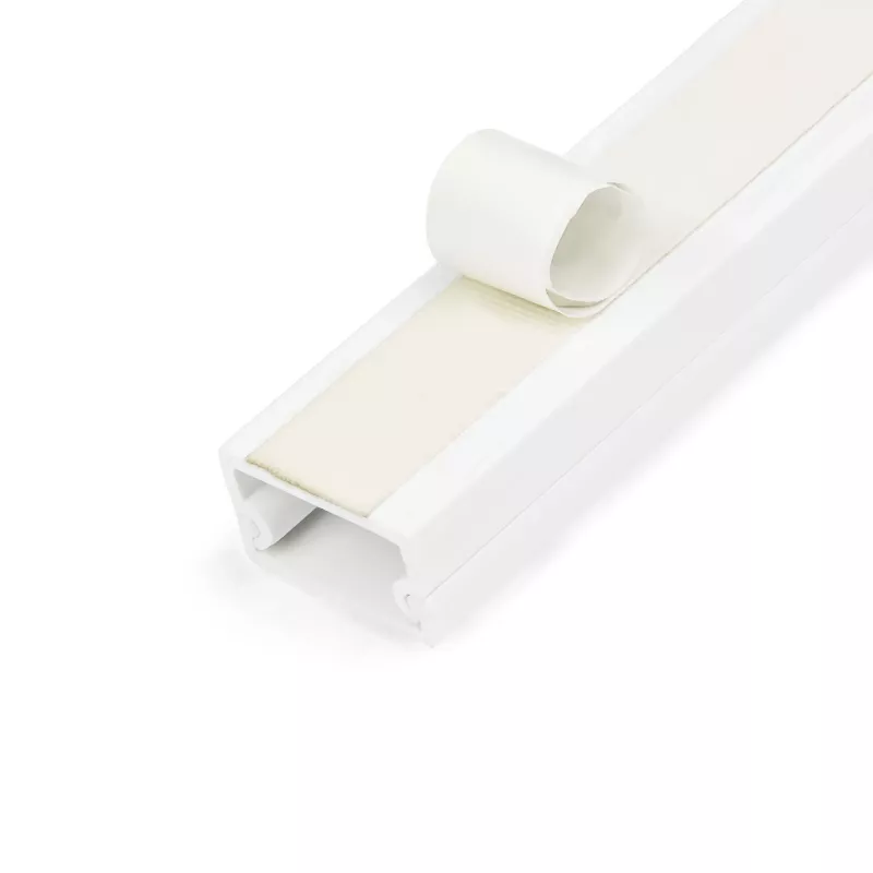 “StarTech.com” vientisas kabelių tvarkymo kanalas su lipnia juosta ir dangteliu, 3/4 colio (19 mm) P x 3/8 colio (11 mm) A - 3 pėdų (1 m) ilgio, PVC tinklo / maitinimo laido slėptuvas / sieninis laidų lovelis, talpina iki 6 kabelių, UL sąraše