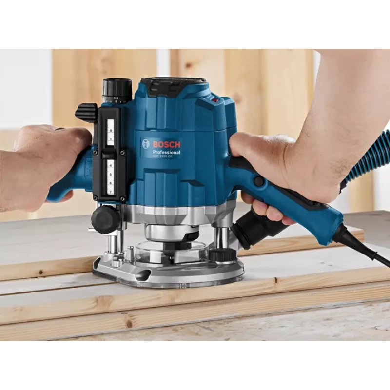 Bosch GOF 1250 CE juoda, mėlyna 24000 aps./min 1250 W