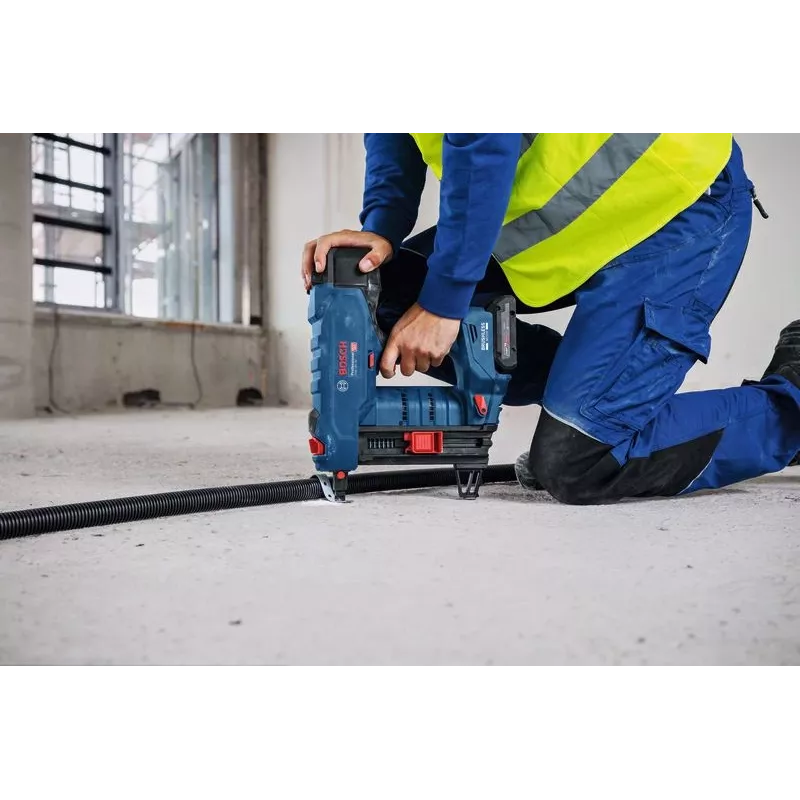 Vinių kalimo įrankis Bosch GNB 18V-40 maitinamas baterijomis 18 V lengvas