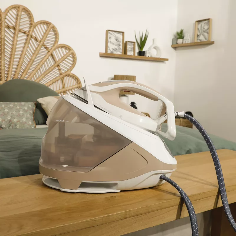 Tefal Pro Express Eco GV9E22E0 garo lyginimo stotis 2200 W 1,8 l Durilium AirGlide Autoclean padas Smėlio, Balta