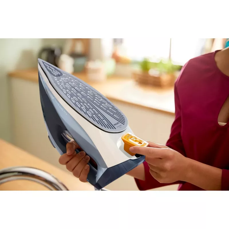 Garinis lygintuvas Philips DST7020/20 — 2800 W, SteamGlide Plus padas, 50 g/min nuolatinis, 250 g/min garų smūgis, 0,3 L bakelis, mėlynas
