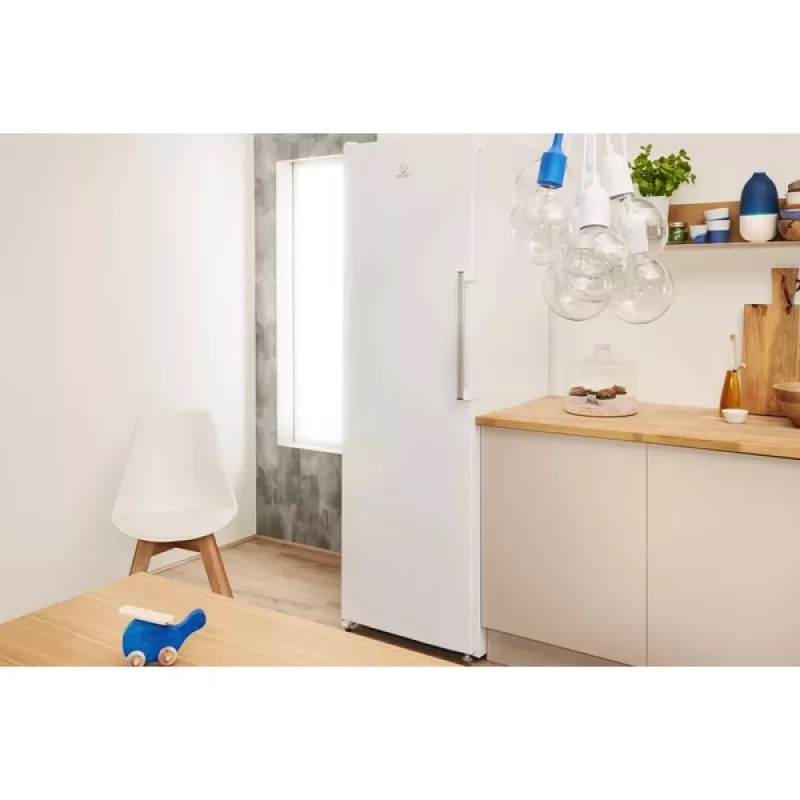 Indesit UI6 F2T W šaldiklis Vertikalus šaldiklis Laisvai pastatomas 228 L Balta