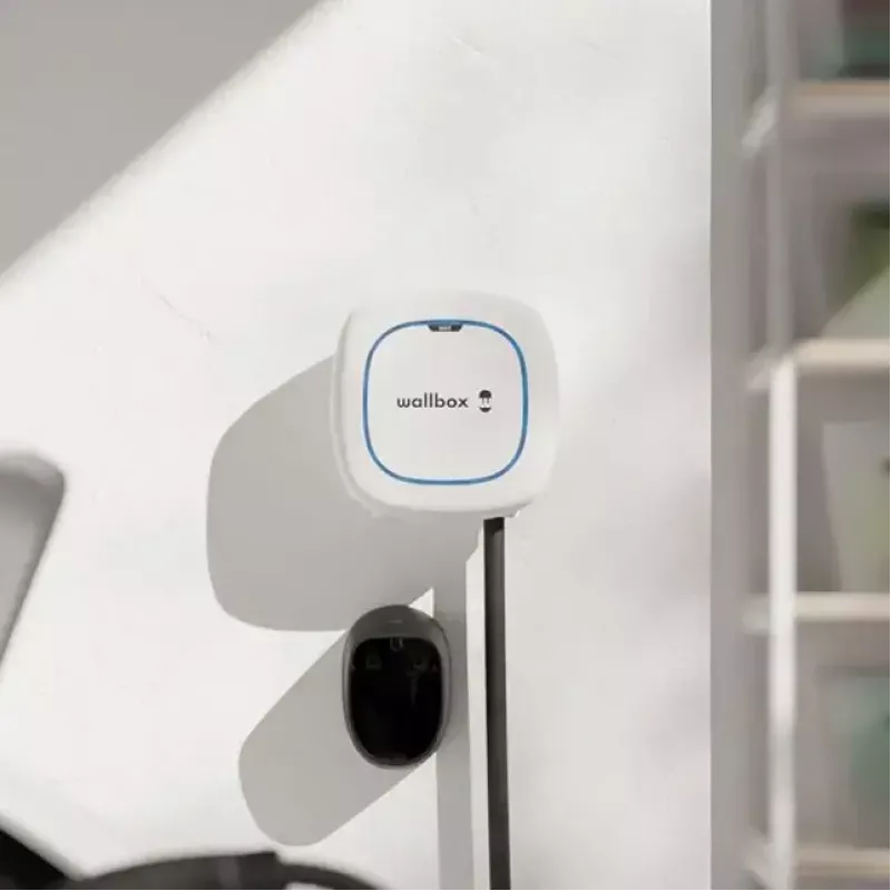 Wallbox Pulsar Max sieninis įkroviklis 22 kW, Wi‑Fi ir Bluetooth, 5 m laidas, IP54, IK10, baltas