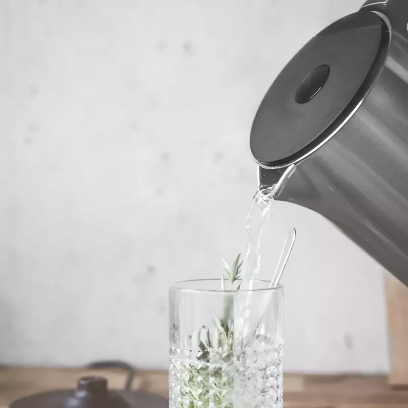 Elektrinis virdulys GASTROBACK Design Cool Touch 1,5 L 2200 W, nerūdijantis plienas / juoda