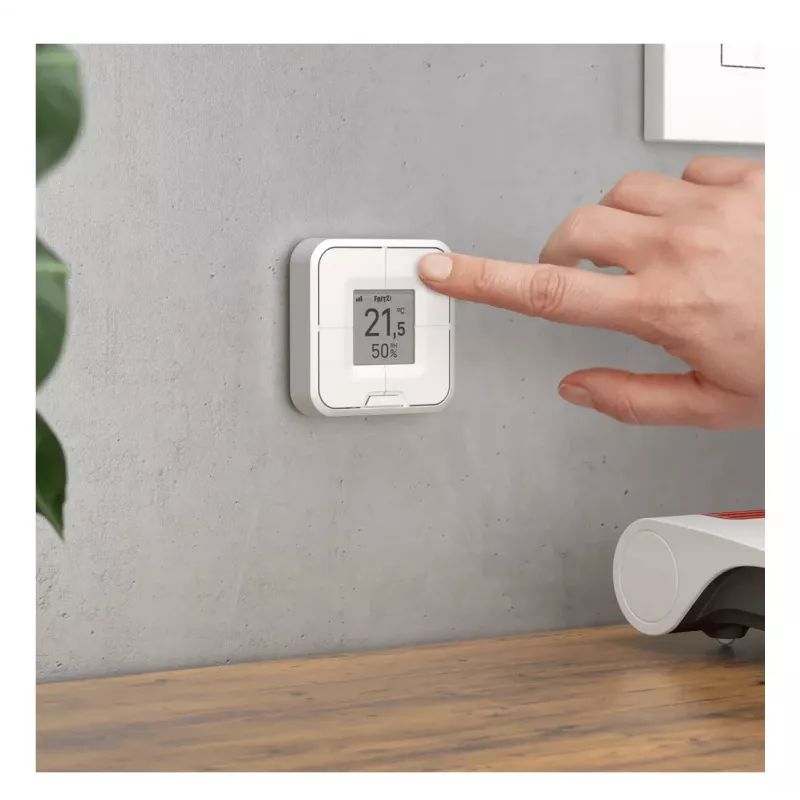 Prie sienos tvirtinamas belaidis išmanusis valdiklis FRITZ Smart Control 440 — baltas, 69×69×18 mm