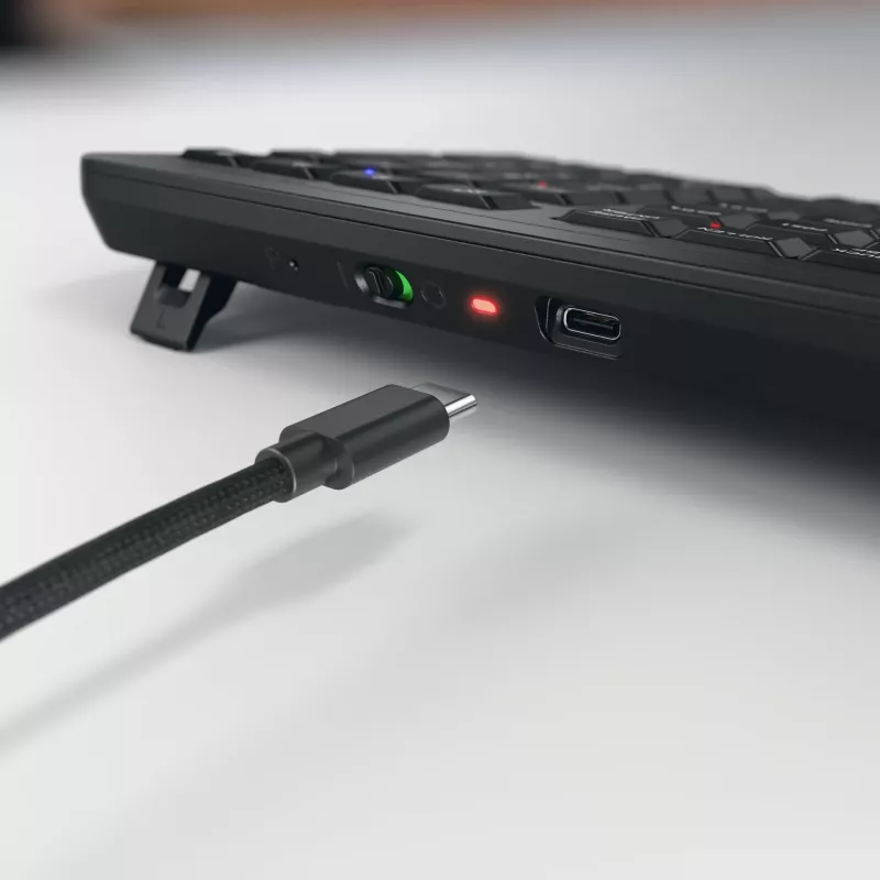 Klaviatūra „Cherry Stream ultimate“ – Viso dydžio AZERTY, USB + RF belaidis + Bluetooth, žirkliniai jungikliai, LED apšvietimas, juoda