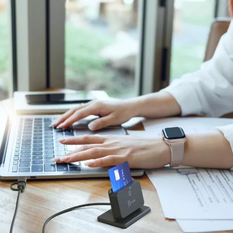 j5create JUR261 USB™ išmaniųjų kortelių / CAC skaitytuvo stovas, USB Type-A/USB Type-C, juodas, 95 g