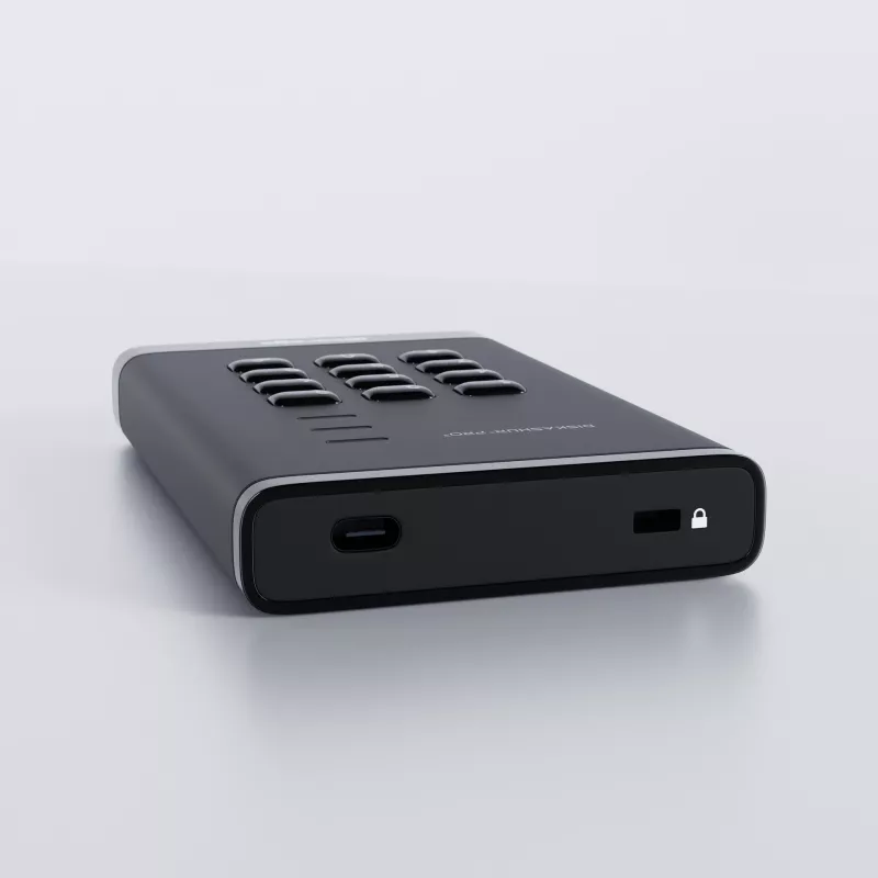 iStorage diskAshur PRO³ HDD 4TB | Saugus nešiojamasis kietasis diskas | FIPS 140-3 3 lygio atitiktis | AES-XTS 256 bitų aparatinė šifravimas | Apsaugotas PIN kodu | Nepriklausomas nuo OS ir platformos | Atitinka BDAR, TAA | Apsauga nuo brutalia jėga atakų | Atsparus dulkėms ir vandeniui