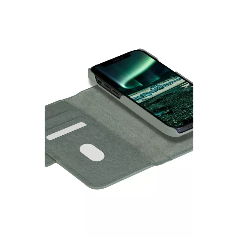 Dėklas-piniginė dbramante1928 New York skirtas Apple iPhone 13 Pro, žalios spalvos, 3 kortelių kišenės, tinka 6,1 colio (15,5 cm) įstrižainės ekranui