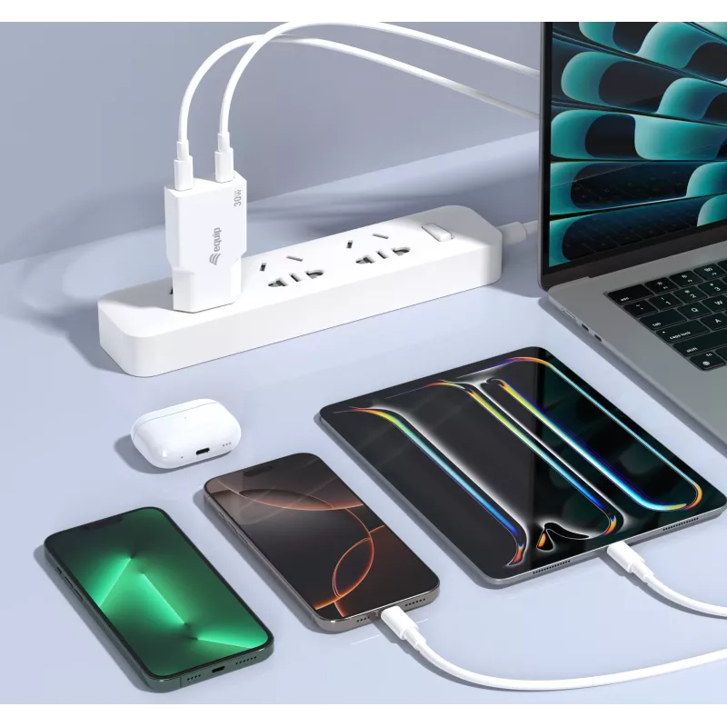 EQUIP 2 prievadų 30 W GaN plonas USB-C PD įkroviklis — 2 USB-C prievadai, 100–240 V įvestis, maks. 20 V išvestis, baltas