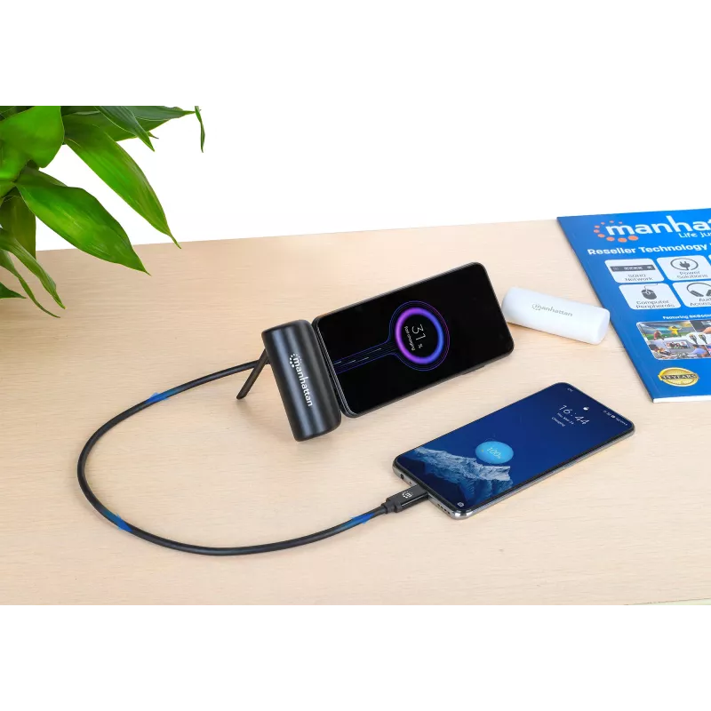Manhattan išorinė baterija su integruota USB-C jungtimi, 5000 mAh, iki 20 W išėjimo galia, atlenkiama kojelė, skirta naudoti kaip telefono laikiklį įkrovimui, juoda, vienerių metų garantija