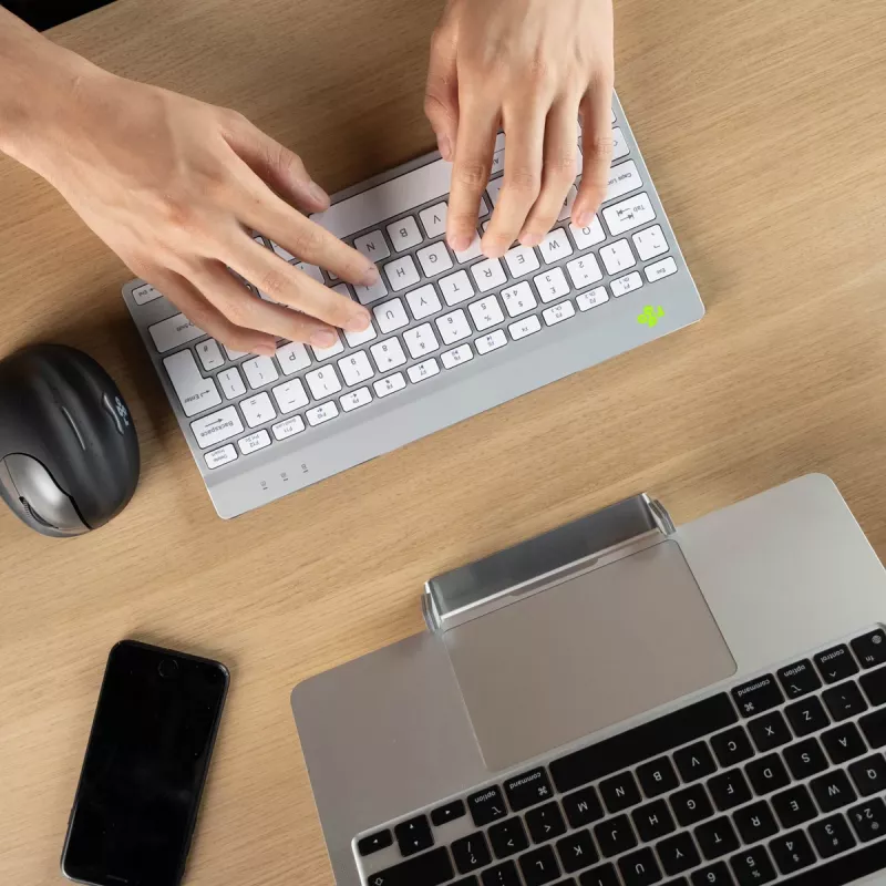 R-Go Tools Ergonominė klaviatūra R-Go Compact Break, kompaktiška klaviatūra su pertraukų programine įranga, AZERTY (FR), Bluetooth, balta