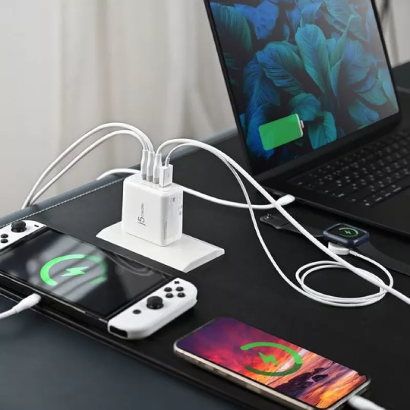j5 create 70W GaN USB-C 4 prievadų įkroviklis — patalpų kintamos srovės maitinamas, universalus suderinamumas, baltas