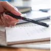 Ištraukiamas gelinis rašiklis Sharpie S-Gel Juoda — baltas korpusas, 0,7 mm vidutinis antgalis, spaustukas, abiem rankoms tinkama