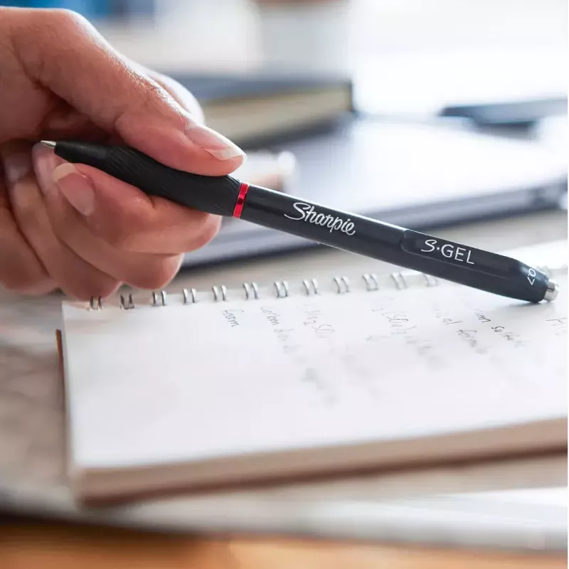 Ištraukiamas gelinis rašiklis Sharpie S-Gel Juoda — baltas korpusas, 0,7 mm vidutinis antgalis, spaustukas, abiem rankoms tinkama