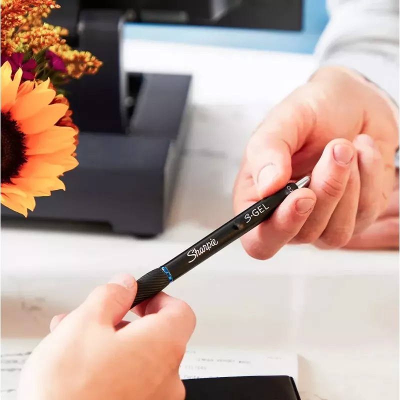 Ištraukiamas gelinis rašiklis Sharpie S-Gel Juoda — baltas korpusas, 0,7 mm vidutinis antgalis, spaustukas, abiem rankoms tinkama