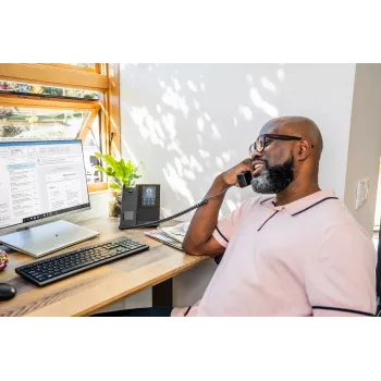 HP Poly CCX 505 verslo medijos telefonas, skirtas „Microsoft Teams“ ir maitinamas per PoE