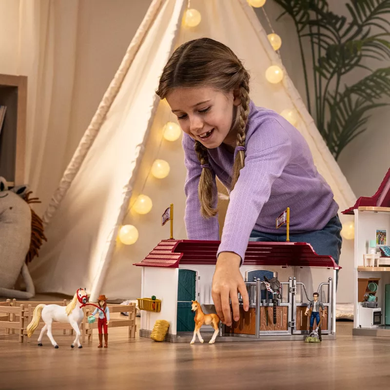 schleich HORSE CLUB Ežero pakrantės sodyba ir arklidė, namas, arkliai, 5 m., įvairiaspalvis