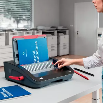 GBC CombBind® CB25E elektrinis įrišimo aparatas, šukinio įrišimo aparatas, elektrinis, 390 lapų, juoda, raudona