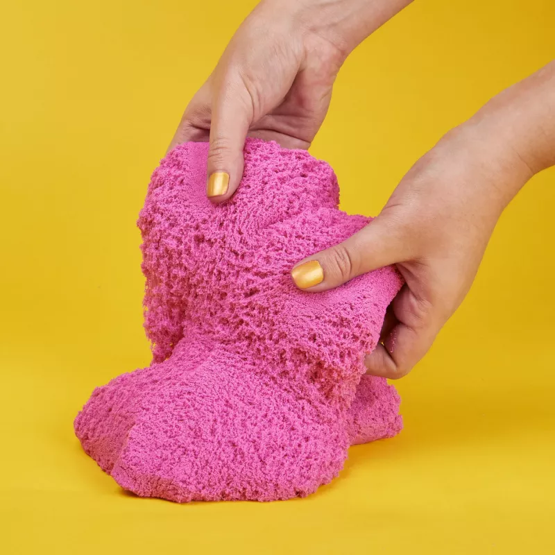 Kinetic Sand, 2lbs kristalinis rožinis žvilgantis smėlis (pakuotė gali skirtis), lipdomi sensoriniai žaislai vaikams nuo 3 metų