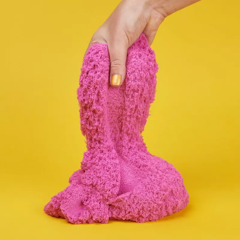 Kinetic Sand, 2lbs kristalinis rožinis žvilgantis smėlis (pakuotė gali skirtis), lipdomi sensoriniai žaislai vaikams nuo 3 metų