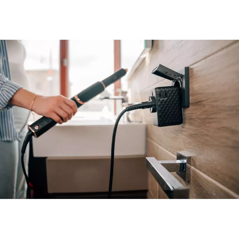 Verbatim Charge 'n' Travel 170W Universal Travel Adapter Juoda