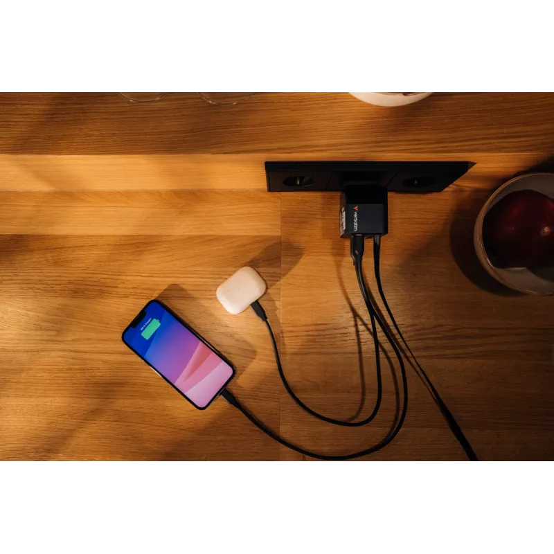 Verbatim GaN Charger 65W 2 Port retractable kabelis display US plugs su EU and UK adaptors