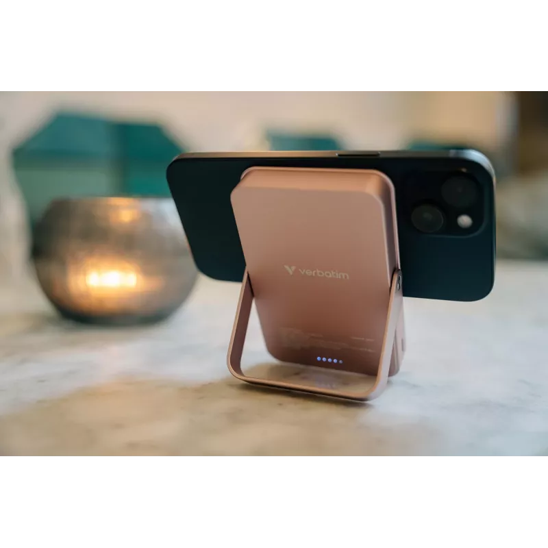 „Verbatim Charge 'n' Go“ magnetinė belaidė išorinė baterija su stovu – 10000 mAh, rožinė