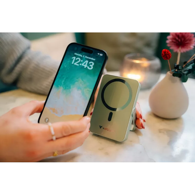 „Verbatim Charge 'n' Go“ magnetinė belaidė išorinė baterija su stovu – 10000 mAh, rožinė