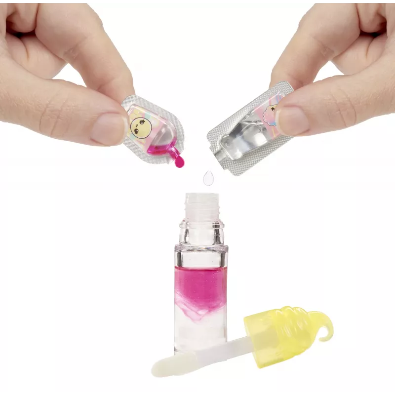 MGA Entertainment Yummiland lūpų blizgesio lėlė 2 serija - Cukraus vata (Nia Candy Fluff)