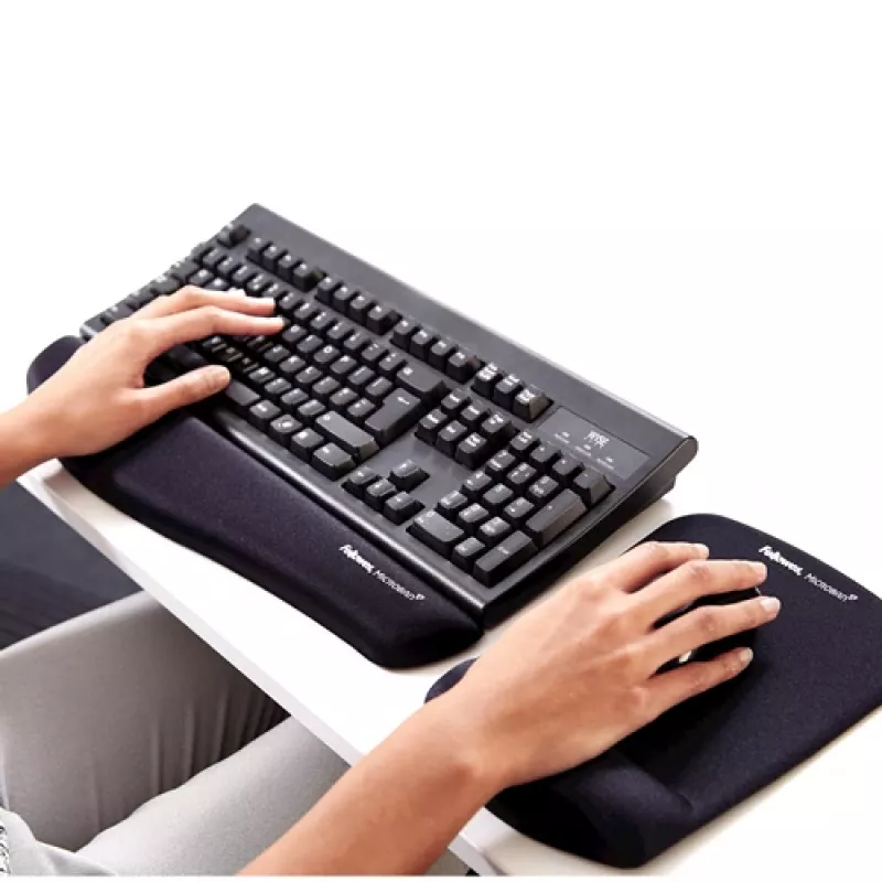 Fellowes pelės kilimėlis su riešo atrama - PlushTouch pelės pagrindėlis su neslystančia gumine baze ir antibakterine apsauga - Ergonominis pelės kilimėlis kompiuteriui, nešiojamam kompiuteriui, namų biuro naudojimui - Juodas
