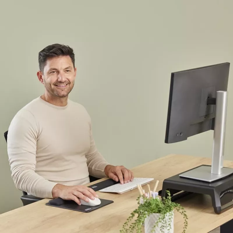 Fellowes Klaviatūros riešo atrama Breyta Compact Klaviatūros riešo atrama su antibakterine apsauga Ergonomiška riešo atrama Juoda