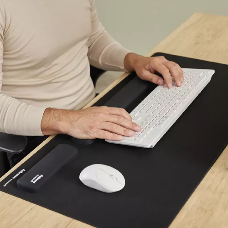 Fellowes klaviatūros riešo atrama Breyta klaviatūros riešo atrama su antibakterine apsauga ergonominė riešo atrama juoda