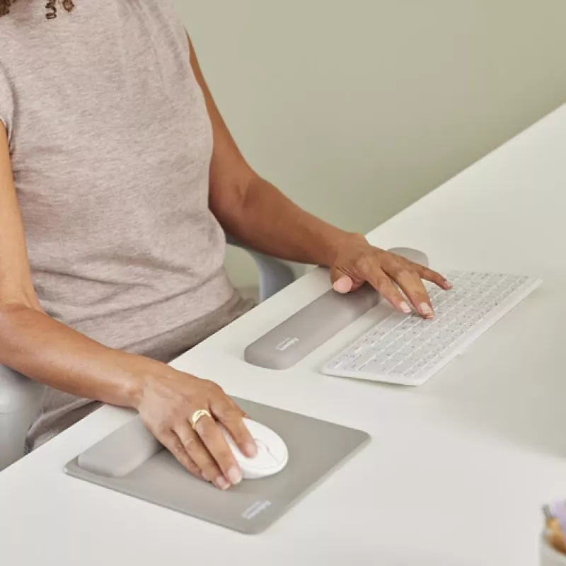 Fellowes klaviatūros riešo atrama Breyta Compact klaviatūros riešo atrama su antibakterine apsauga, ergonominė riešo atrama, smėlio spalvos