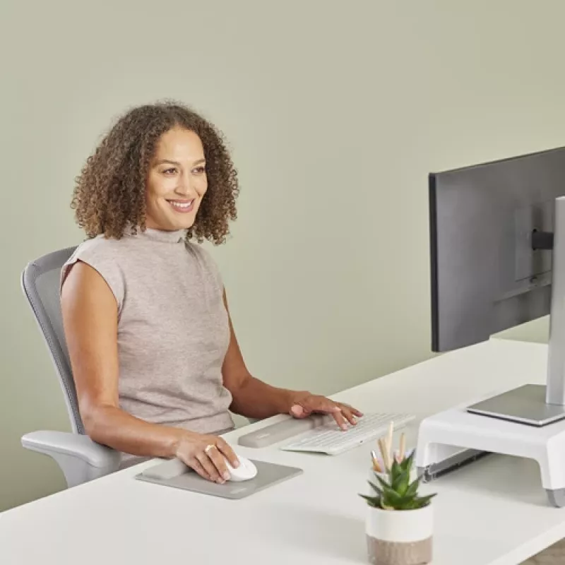 Fellowes klaviatūros riešo atrama Breyta Compact klaviatūros riešo atrama su antibakterine apsauga, ergonominė riešo atrama, smėlio spalvos