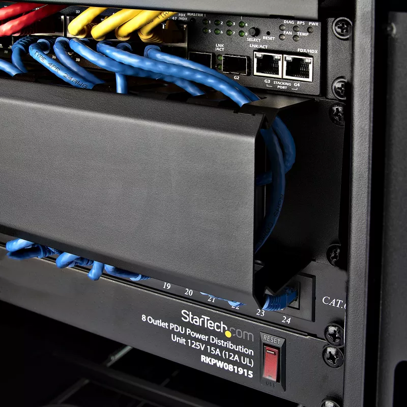 StarTech.com Horizontal 2U Server Rack kabelis Management Finger Duct w/ Cover - 19 inch tinklo Rack Wire Duct Raceway Panel - Slotted Wire Duct