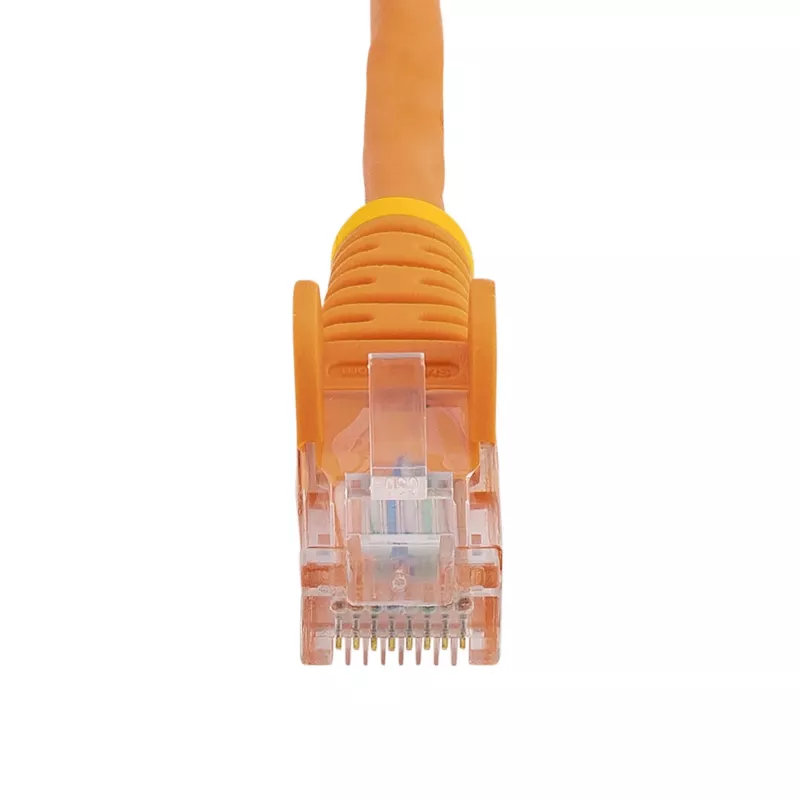 StarTech.com Cat5e eterneto komutacinis kabelis su bekliūčiais RJ45 jungtimis – 0,5 m, oranžinis
