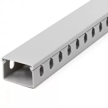 StarTech.com atvirų lizdų kabelių tvarkyklė su dangčiu, 1-1/2 col. (38 mm) P x 1 col. (25 mm) A – 6,5 pėd. (2 m) ilgio – 1/4 col. (8 mm) lizdai, PVC tinklo kabelių slėptuvas/sieninis vielos kanalas, talpina iki 20 kabelių, UL sąraše