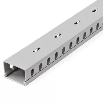 StarTech.com atvirų lizdų kabelių tvarkyklė su dangčiu, 1-1/2 col. (38 mm) P x 1 col. (25 mm) A – 6,5 pėd. (2 m) ilgio – 1/4 col. (8 mm) lizdai, PVC tinklo kabelių slėptuvas/sieninis vielos kanalas, talpina iki 20 kabelių, UL sąraše