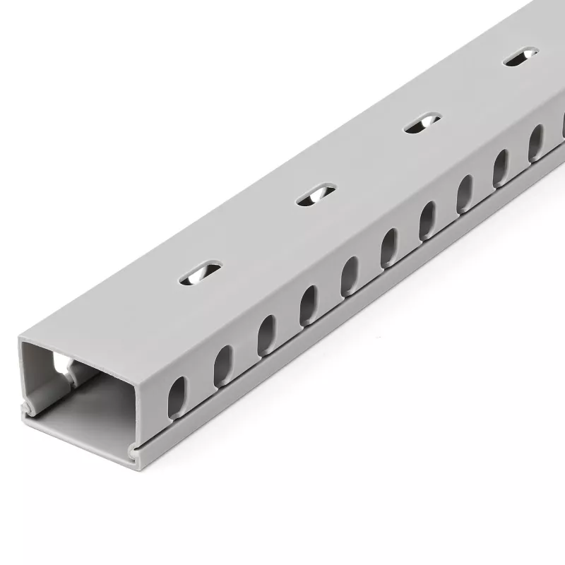 StarTech.com atvirų lizdų kabelių tvarkyklė su dangčiu, 1-1/2 col. (38 mm) P x 1 col. (25 mm) A – 6,5 pėd. (2 m) ilgio – 1/4 col. (8 mm) lizdai, PVC tinklo kabelių slėptuvas/sieninis vielos kanalas, talpina iki 20 kabelių, UL sąraše