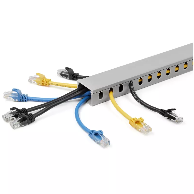 StarTech.com atvirų lizdų kabelių tvarkyklė su dangčiu, 1-1/2 col. (38 mm) P x 1 col. (25 mm) A – 6,5 pėd. (2 m) ilgio – 1/4 col. (8 mm) lizdai, PVC tinklo kabelių slėptuvas/sieninis vielos kanalas, talpina iki 20 kabelių, UL sąraše