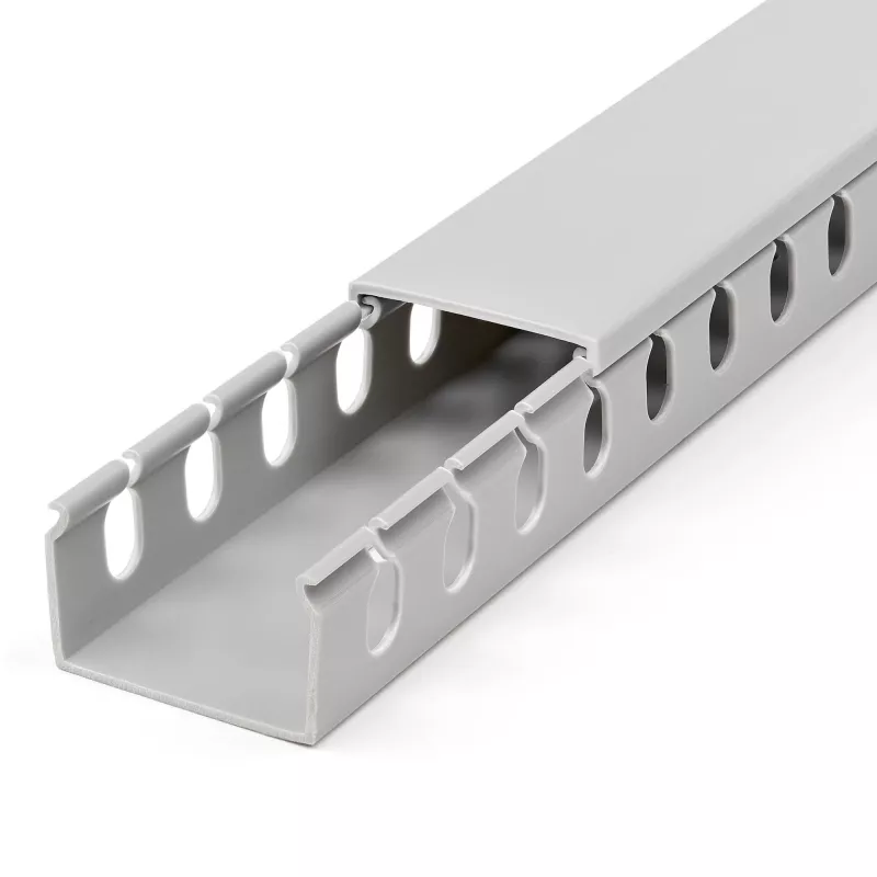 StarTech.com atvirų lizdų kabelių tvarkyklė su dangčiu, 1-1/2 col. (38 mm) P x 1 col. (25 mm) A – 6,5 pėd. (2 m) ilgio – 1/4 col. (8 mm) lizdai, PVC tinklo kabelių slėptuvas/sieninis vielos kanalas, talpina iki 20 kabelių, UL sąraše
