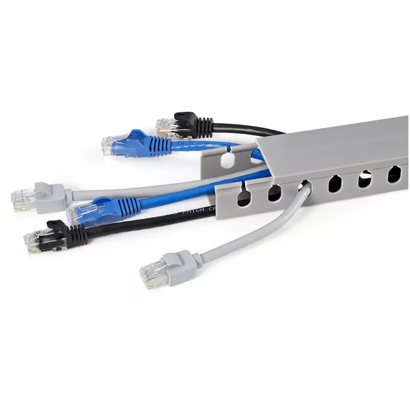 StarTech.com atvirų lizdų kabelių tvarkyklė su dangčiu, 1-1/2 col. (38 mm) P x 1 col. (25 mm) A – 6,5 pėd. (2 m) ilgio – 1/4 col. (8 mm) lizdai, PVC tinklo kabelių slėptuvas/sieninis vielos kanalas, talpina iki 20 kabelių, UL sąraše