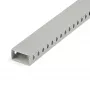 StarTech.com Open Slot kabelių valdymo kanalas su dangteliu, 2 col.(50mm) P x 1 col.(25mm) A – 6,5 pėd.(2m) ilgio – 1/4 col.(8mm) plyšiai, PVC tinklo kabelių slėptuvas/sieninis laidų lovelis, talpina iki 25 kabelių, UL sąraše